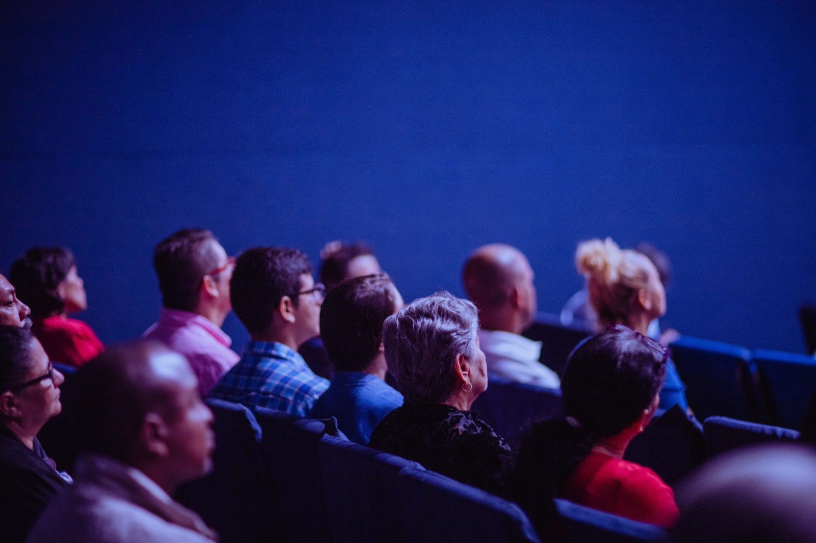 Plateia assistindo a uma palestra no AI Executive Summit Google Cloud